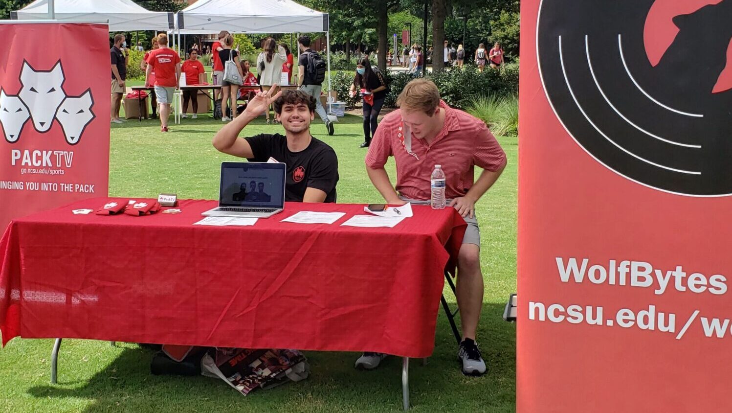 OIT Media and Student Services staff participate in the Campus Department Fair.