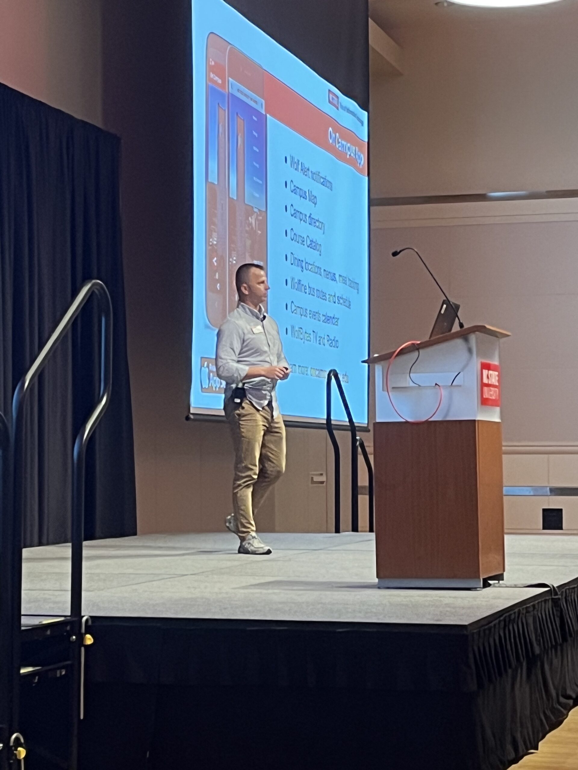 Chris Deaton presents during New Student Orientation.